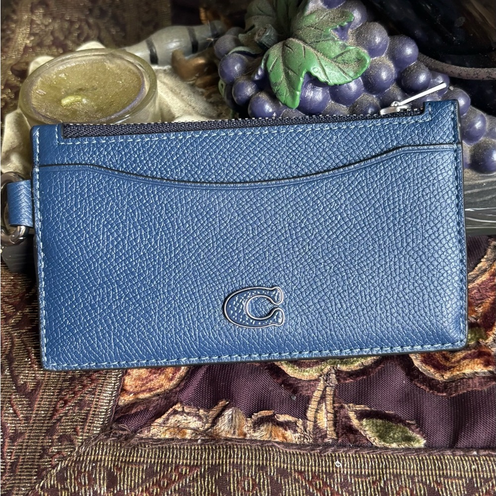 Authentic COACH 1941 calf leather zip top card holder with key hinge. - Picture 1 of 10